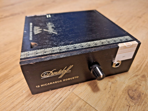 Stomp box mit - box, tonabnehmer