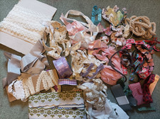 Borte Bänder Schleifen Knöpfe Paket perfekt zum nähen von Kinderkleidung a. neu