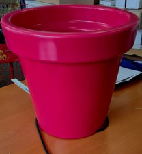 Beleuchteter großer Blumentopf (mit Glühbirne) in rot