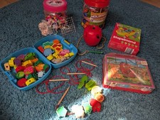 Holzspielzeug Fädeln Stapeln Steckperlen Holzperlen Würfelpuzzle Hama Montessori