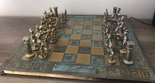 Edles Schachbrett aus Griechenland Mit Figuren Aus Metall