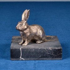 Vintage Metall Hase Kaninchen auf dem Stein- Marmorständer