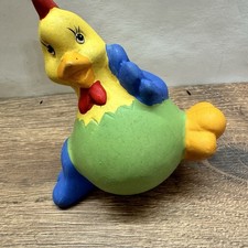 Bunte Porzellan-Henne sitzend