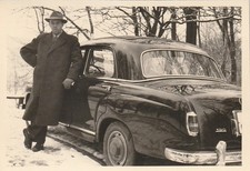 Vintage Foto Mann mit 190er Mercedes Benz Ponton Auto Oldtimer PKW Car