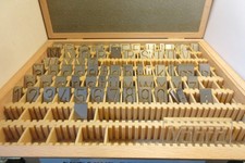 ein Vollständig Satz aus Messing Gravur Buchstaben. Einfache Druckschrift