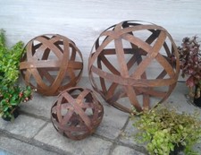 Kugel ø 20 cm aus Metall in Edelrost Gartendeko  Blechstreifen Rostkugel