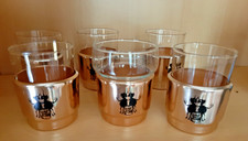 6 Gläser mit Metallhalter aus DDR-Zeiten mit kleinen Teufeln auf Weinfass