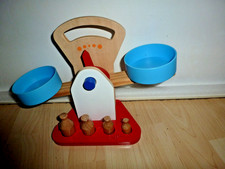 Spielzeug Waage aus Holz von Playland