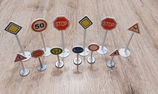 12 Verkehrsschilder