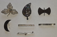 Unterschiedliche Broschen aus