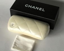 Chanel Brillenetui cremeweiß