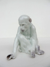 HEUBACH LICHTE PORZELLAN FIGUR  AFFE MIT INSEKT ANTIK UM 1900