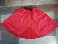 Roter wasserdichter Reitrock