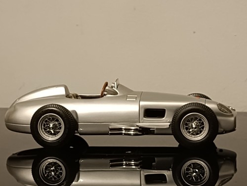 Maßstab mercedes benz - 1:18,
