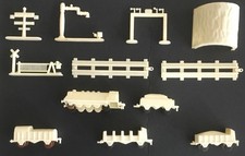 MARGARINEFIGUREN 50er Jahre FRI-HOMA BAHNHOF EISENBAHN LOKOMOTIVE WAGGONS