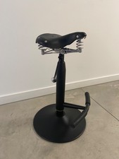Höhenverstellbarer Hocker mit Fahrradsattel aus schwarzem Leder
