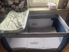 Baby Bett mit Wickel Kommode  Und Ein Maxicose