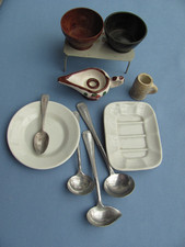 Puppenküchen Porzellangeschirr + Schöpfkellen + 1 Tisch etc.  ~ Konvolut 1950/60