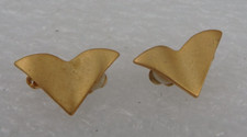 Neugablonz: Paar kleine Ohrclips in Chevron- Form 1980er Jahre (117594)