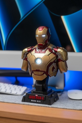 Hot toys iron man - iron,