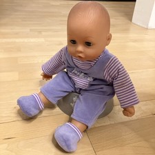 Puppe mit Wechselkleidung und