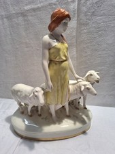 Royal Dux, Bohemia Tschecheslowakei Schäferin Frau mit Lämmern 27 cm