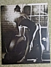 "Erotisches s/w-Mini-Poster -Frau beim Reifenwechsel-", Pappkarte, 30 x 24 cm