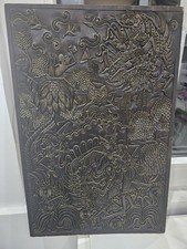 Handgeschnitztes Holzrelief