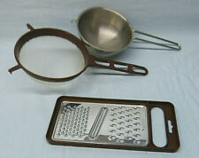 17014. Kleines Sieb  Seiher  Passiersieb mit Griff 2 Stück + Reibe
