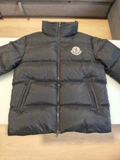 Moncler Leichte Daunenjacke Kurz – Ideal für Übergangszeit!