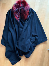 Cashmere-Poncho schwarz mit Echtfellkragen in Rot