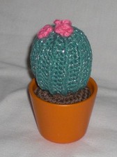 Kleiner Kaktus Pflanze Deko Handarbeit im Keramiktopf orange