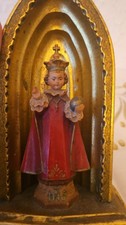 ​Antike Holzfigur: Prager Jesulein in goldener Nische von Hand bemalt