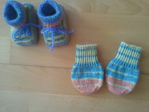Handgestrickte babyschuhe bis - handgestrickte,