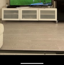 Stilvolle Besta TV-Bank mit Türen in Weiß - Top-Zustand!