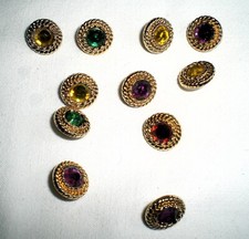11 goldfarbene Ösenknöpfe, Metall m. verschiedenfarbigen Strass-Steinen  Ø 15 mm