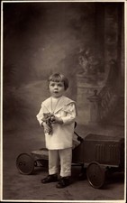 Foto Ak Kleines Kind mit Tretauto - 3904085