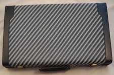 Backgammon im Kunstlederkoffer mit Stoffbezug und Metallverschluss [Gesellschaft