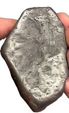 Ein interessanter Stein, viele verschiedene Einschlüsse von Stein und Weißmetall