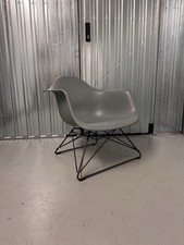 Vitra Eames Plastic Armchair LAR, grau, Gestell schwarz