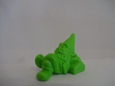 EU / Ältere Spielfigur / Grüner Zwerg liegend auf Baumstumpf - 35 mm