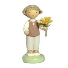 Junge mit Rose gelb