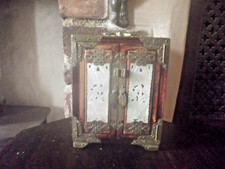 Antiker chinesischer Messing Tisch Schrank mit Jade Plaketten & Inhalt