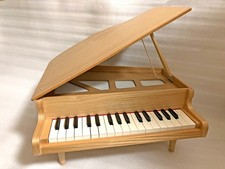 Kawai Mini Flügel Modell 1144 kompaktes aufrechtes Spielzeuginstrument