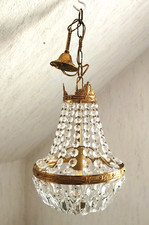 Prachtvoller alte Korblüster aus Messing mit schönem Kristallbehang.