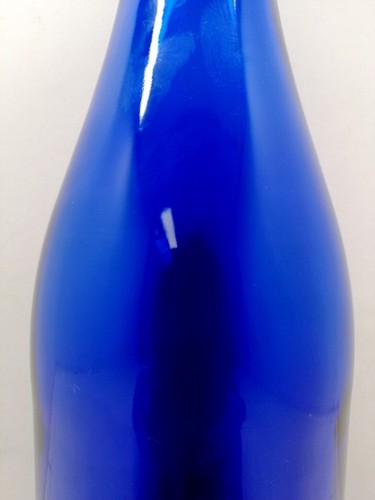 Dunkelblaue glasflasche mit - dunkelblaue,