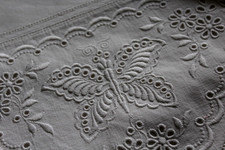 2 Kopfkissen, Paradekissen, Stickerei, Schmetterling, Lochstickerei, Jugendstil