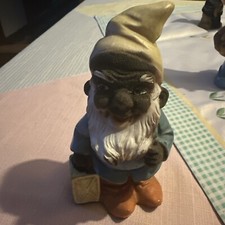 Alter Gartenzwerg, Kunststoff, Ca. 13 cm H, braun/schwarzes Gesicht, mit Laterne