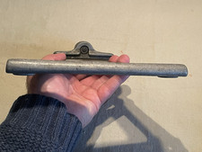 Oldtimer Auto zwei 2 Gallonen Benzinkanister Blech Laufbrett Halter Halterung Veteran VSCC