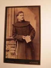 München - stehender Mönch in Kutte mit Buch - Mönchskutte - Geistlicher / CDV